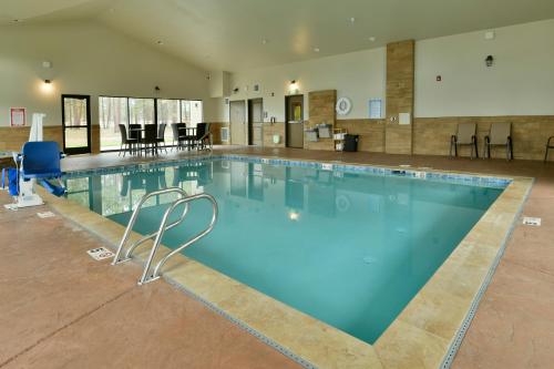 a large swimming pool in a hotel room at GrandStay Hotel & Suites in Sisters