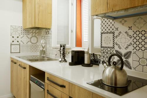 a kitchen with a tea kettle on the stove at Affittacamere Somnium in Sirolo