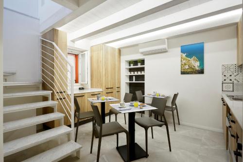 錫羅洛的住宿－Affittacamere Somnium，厨房以及带桌椅的用餐室。