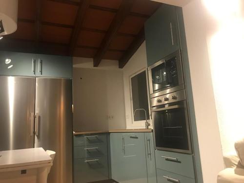 A kitchen or kitchenette at Casa independiente con piscina y pista deportiva privadas