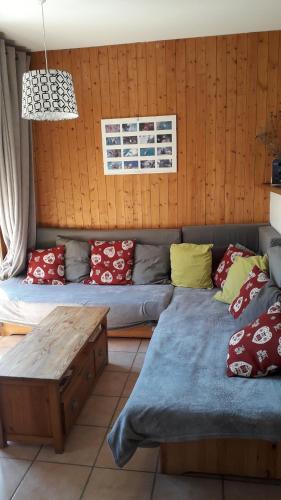 um quarto com sofás, um sofá e uma mesa em Marmotte Le Monêtier Apartment em Le Monêtier-les-Bains