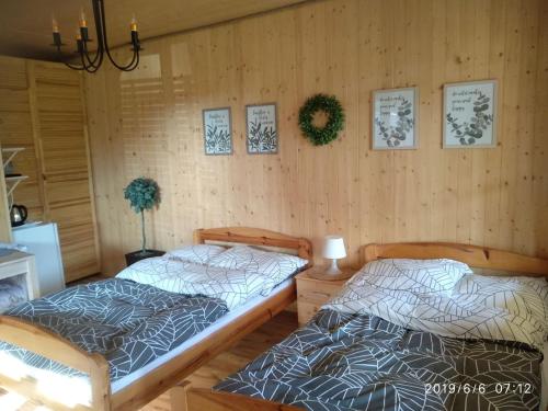 two beds sitting next to each other in a room at Arena White Houses in Okuninka