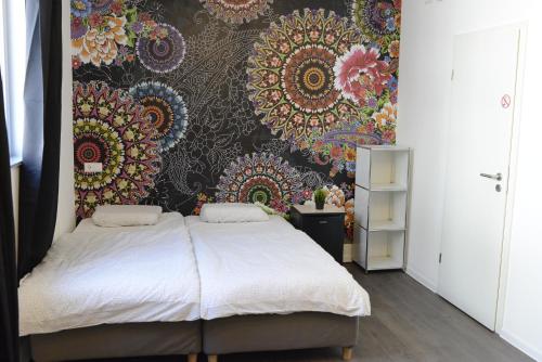 a bedroom with a bed with a floral wallpaper at Pforzheim Ferienhaus in Pforzheim