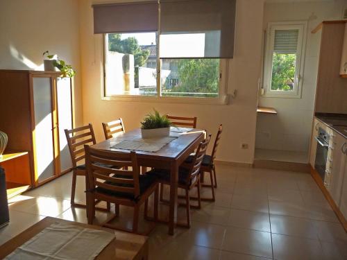 eine Küche und ein Esszimmer mit einem Tisch und Stühlen in der Unterkunft CARROS 19 in Vilanova i la Geltrú