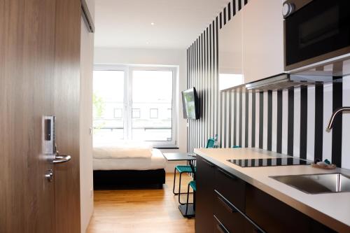 Kuchyň nebo kuchyňský kout v ubytování Das Fischer Boardinghouse BW
