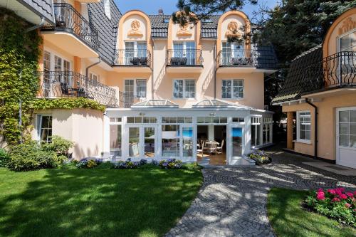 una vista exterior de una casa grande con patio en Villa Sedina, en Rewal