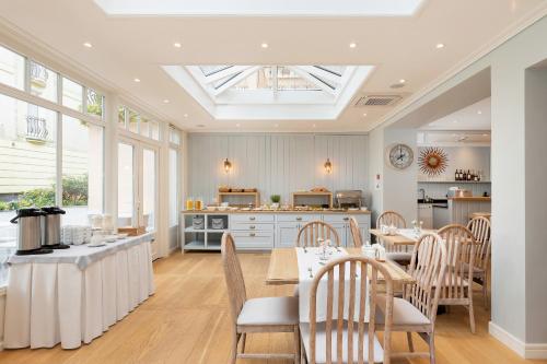 a kitchen and dining room with a skylight at Villa Sedina in Rewal