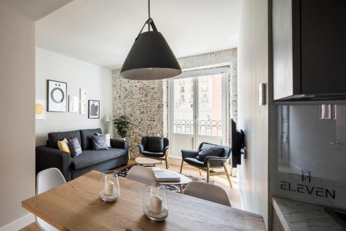 een woonkamer met een tafel en een woonkamer met een bank bij APARTAMENTOS ELEVEN ROOMS in Burgos