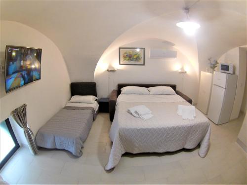 sypialnia z 2 łóżkami i oknem w obiekcie Landolina Sweet Home w Katanii