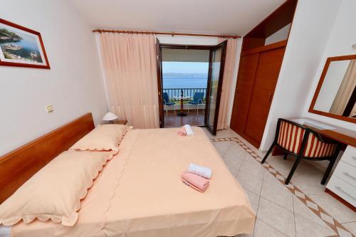 Rúm í herbergi á Ribičić Guesthouse
