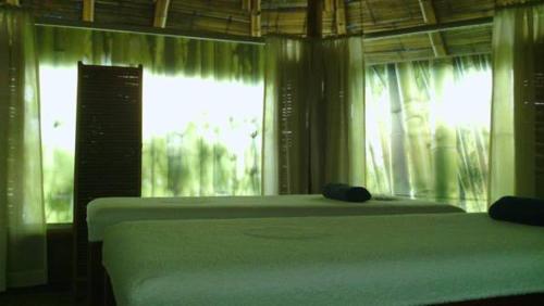 a bedroom with a bed and a window with curtains at Hotel San Antonio del Cerro in Pereira