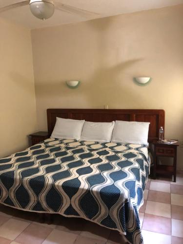 Una cama o camas en una habitación de Hotel El Faro Malecon
