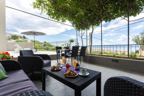 Gallery image of Apartments Lidija - sea view apartment with exclusive right of using hot tub or split level apartment with exclusive right of using pool in Podstrana