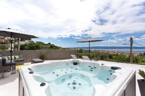 Apartments Lidija - sea view apartment with exclusive right of using hot tub or split level apartment with exclusive right of using pool