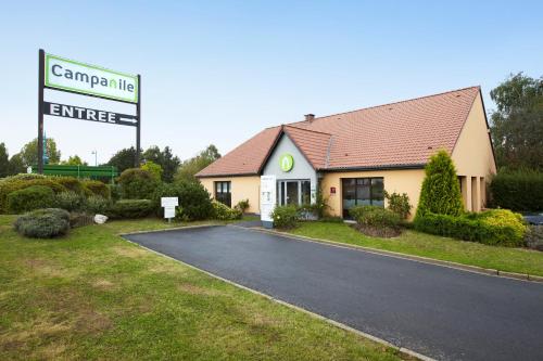 a building with a sign on the side of a road at Campanile Lille Sud - Douai Cuincy in Cuincy