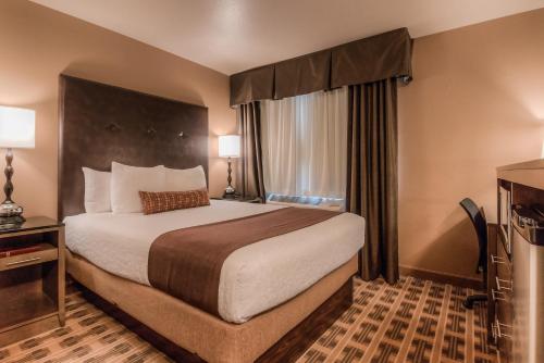 a hotel room with a large bed and a window at Best Western Plus Yakima Hotel in Yakima