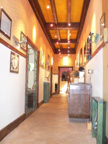 un couloir dans un bâtiment avec une chambre dans l'établissement Ermitage de Peyreleau, à Peyreleau