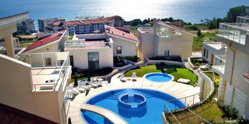 einem Luftblick auf ein Gebäude mit einem Pool in der Unterkunft Big 3 Floor Villa With Pool And Beach in Byala
