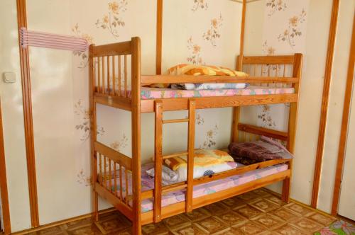 a bunk bed room with two bunk beds at Domki letniskowe U GOSI in Trzęsacz