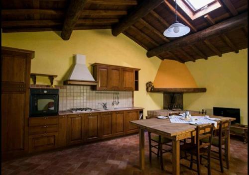Dapur atau dapur kecil di Casetta della Pina