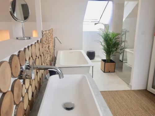 Gallery image of Galerie, Tumulus de la Hogue in Fontenay-le-Marmion