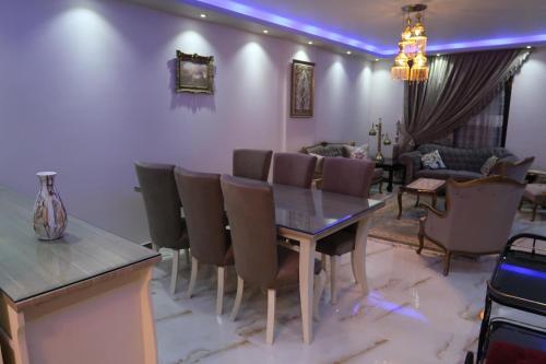 uma sala de jantar com mesa e cadeiras em Cairo Egypt Al Rehab amazing Flat no Cairo