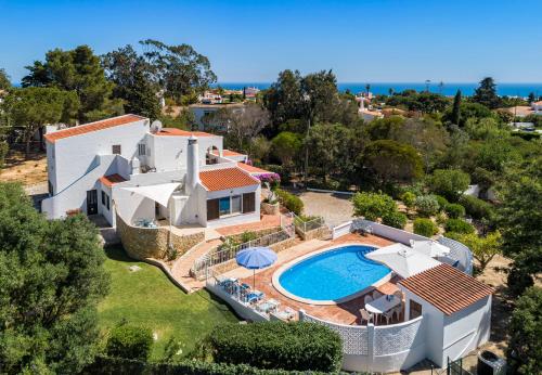 Villa Tara, Heated private pool, short walk to to town & beach