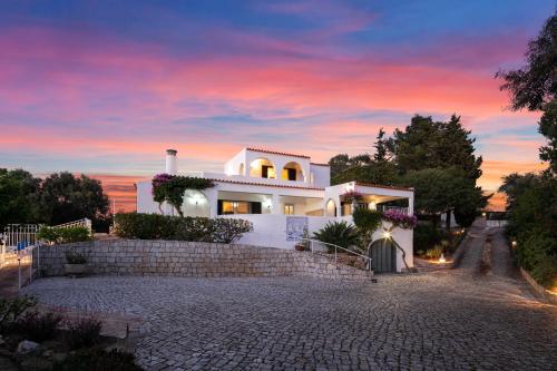 Villa Tara, Heated private pool, short walk to to town & beach