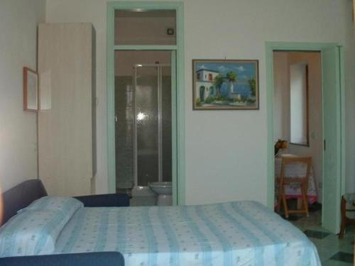 1 dormitorio con 1 cama y baño con ducha en Il Giardino Dei Limoni en Ravello