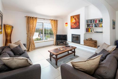 Villa Tara, Heated private pool, short walk to to town & beach