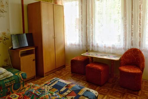 a room with a desk and a chair and a window at Domki letniskowe U GOSI in Trzęsacz
