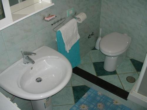 un bagno con lavandino e WC di Il Giardino Dei Limoni a Ravello