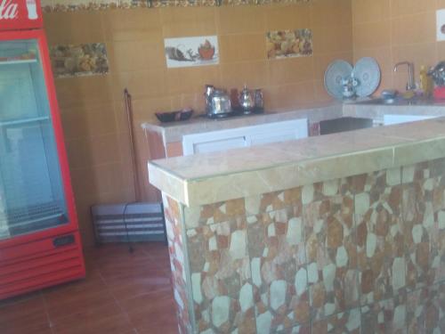 cocina con encimera de piedra y fregadero en Maison de vacances avec piscine privèe, en Fez