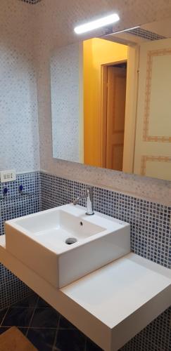 シラクーサにあるCasa vacanzeのバスルーム(白い洗面台、鏡付)