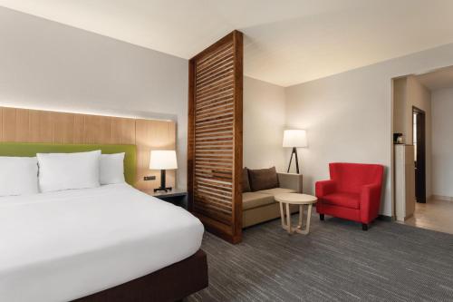 מיטה או מיטות בחדר ב-Country Inn & Suites by Radisson, Byram/Jackson South, MS