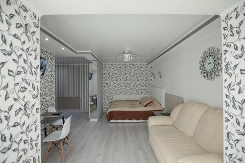 sala de estar con sofá y cama en Apartments-studio on Gogolya en Kropyvnytskyi