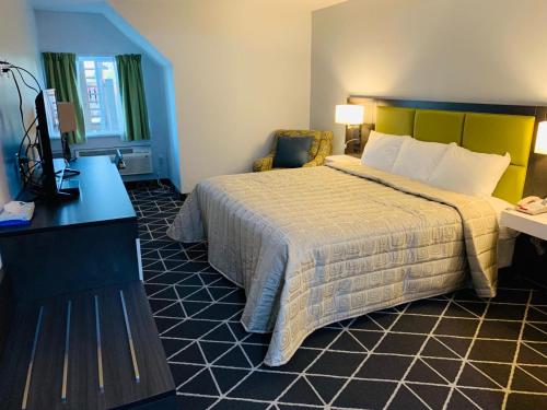 a hotel room with a large bed and a desk at King Hotel in Palmerston