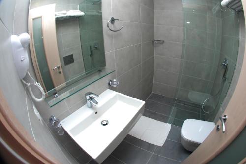 A bathroom at Hotel Ari 2