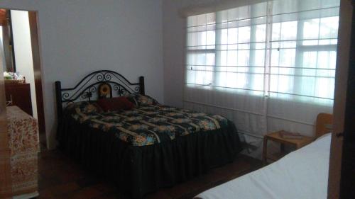 a bedroom with a bed and a window at Casa finca El Girasol in Guayabal de Síquima