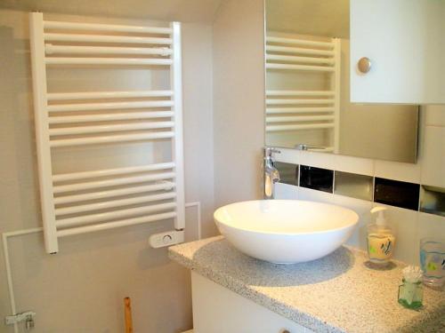 ein Badezimmer mit einem weißen Waschbecken auf der Theke in der Unterkunft LA BIGOTTIERE DU PORT in Saint-Georges-sur-Cher