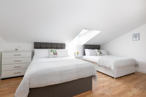 Letto o letti in una camera di Skyvillion - COZY APARTMENTS in Enfield Town With Free Parking & Wifi