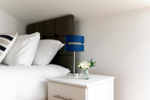 Letto o letti in una camera di Skyvillion - COZY APARTMENTS in Enfield Town With Free Parking & Wifi