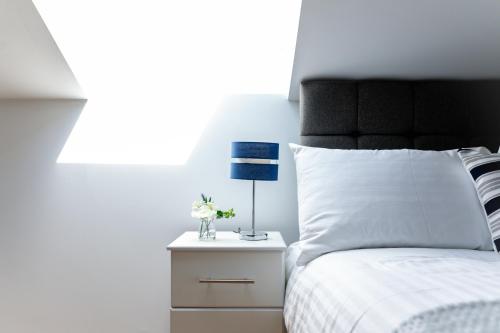Letto o letti in una camera di Skyvillion - COZY APARTMENTS in Enfield Town With Free Parking & Wifi