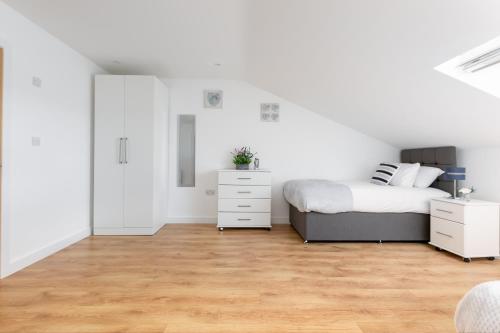 Letto o letti in una camera di Skyvillion - COZY APARTMENTS in Enfield Town With Free Parking & Wifi