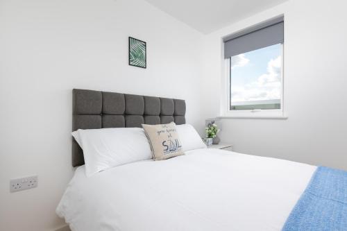 Letto o letti in una camera di Skyvillion - COZY APARTMENTS in Enfield Town With Free Parking & Wifi