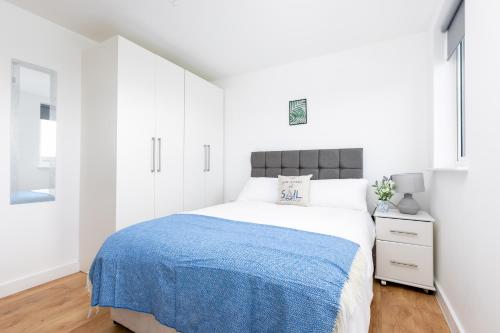 Letto o letti in una camera di Skyvillion - COZY APARTMENTS in Enfield Town With Free Parking & Wifi