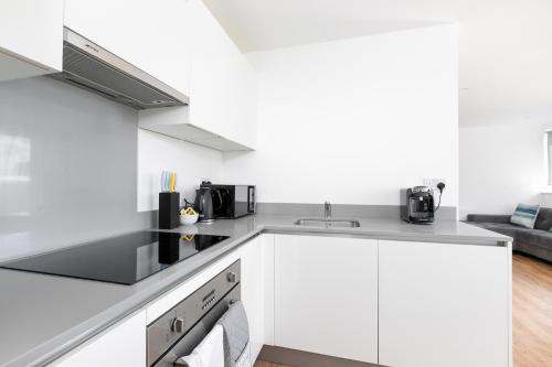 Cucina o angolo cottura di Skyvillion - COZY APARTMENTS in Enfield Town With Free Parking & Wifi