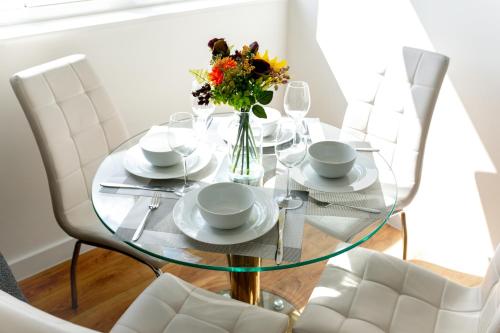 Area soggiorno di Skyvillion - COZY APARTMENTS in Enfield Town With Free Parking & Wifi