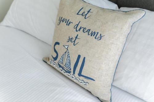 Letto o letti in una camera di Skyvillion - COZY APARTMENTS in Enfield Town With Free Parking & Wifi