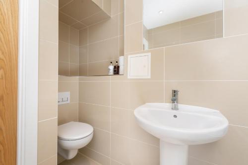 Bagno di Skyvillion - COZY APARTMENTS in Enfield Town With Free Parking & Wifi
